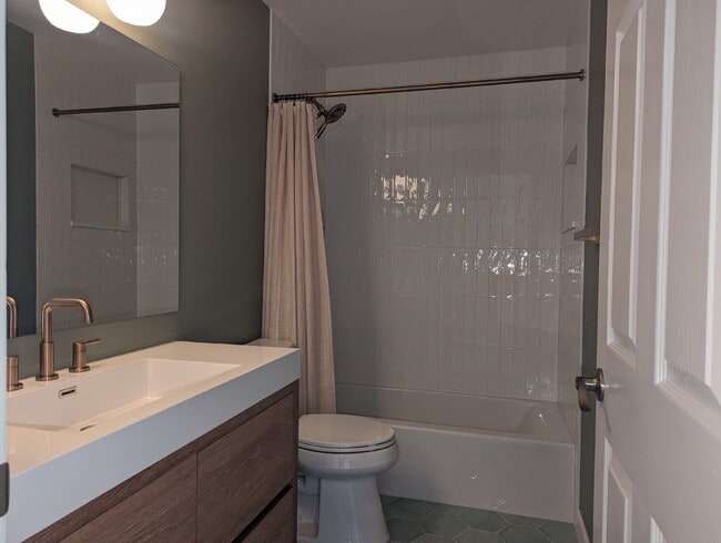 Building Photo - Updated 4 bedroom in West Longmont!