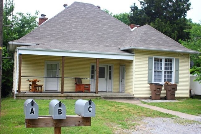 Primary Photo - Renovated 4 Bedroom Duplex Unit in South Nashville - Pet Friendly!