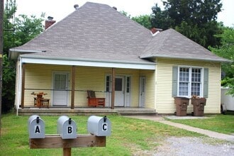 Building Photo - The Perfect 1 Bedroom is Ready For You!