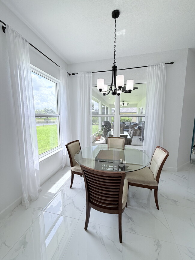 Building Photo - 5 Bedroom and 6 Bathroom, Lake view House