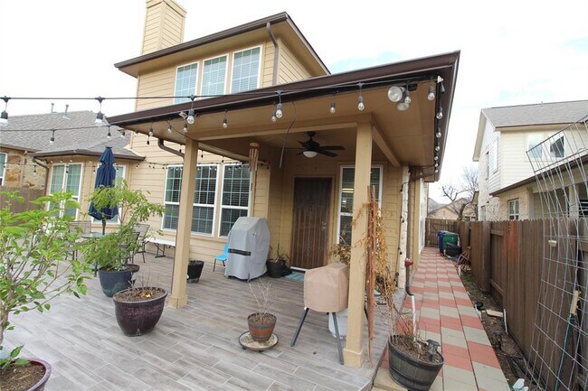 Building Photo - 610 Spanish Mustang Dr