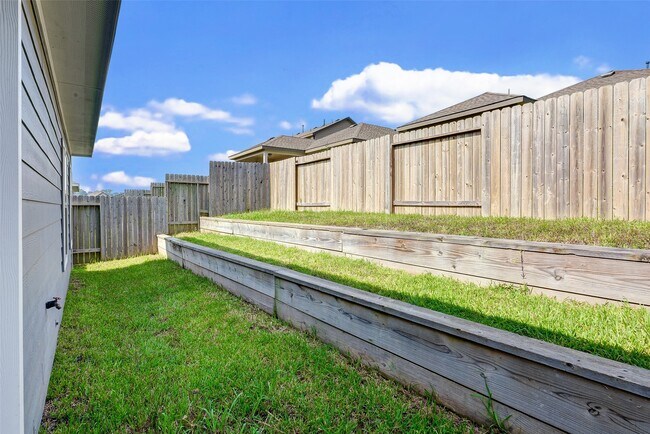 Building Photo - 40735 Gate Ridge Dr