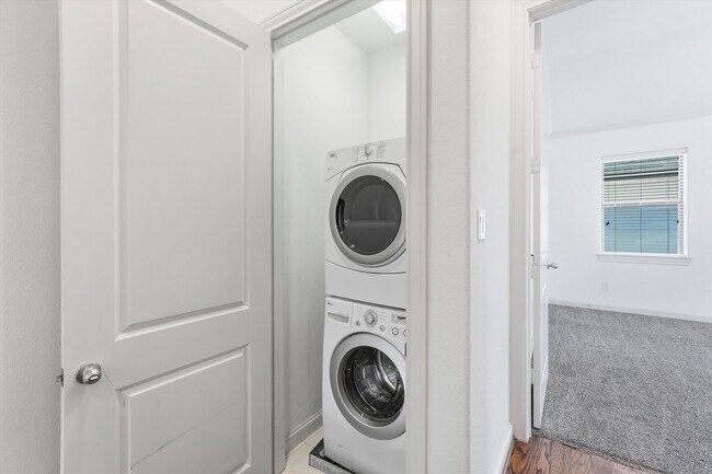 Building Photo - Awesome Two Story town home located in the heart of the city!
