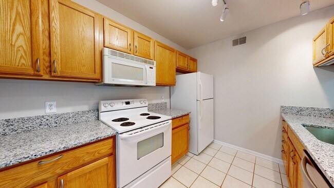 Building Photo - 2740 S Knightsbridge Cir