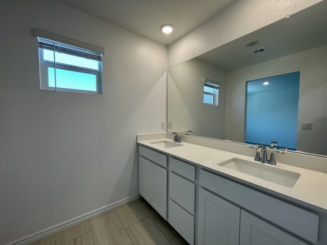 Building Photo - Gated 3 Bed, 2.5 Bath, 2 Car Garage Townho...