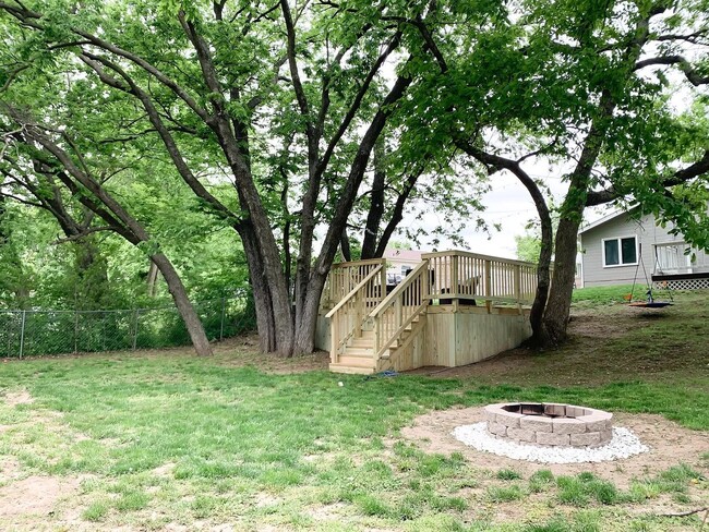 Building Photo - FENCED BACKYARD! COMPLETELY RENOVATED!