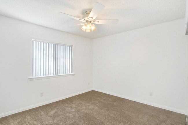 Building Photo - Available now this charming single-story 3B/2B in the City of Highland.