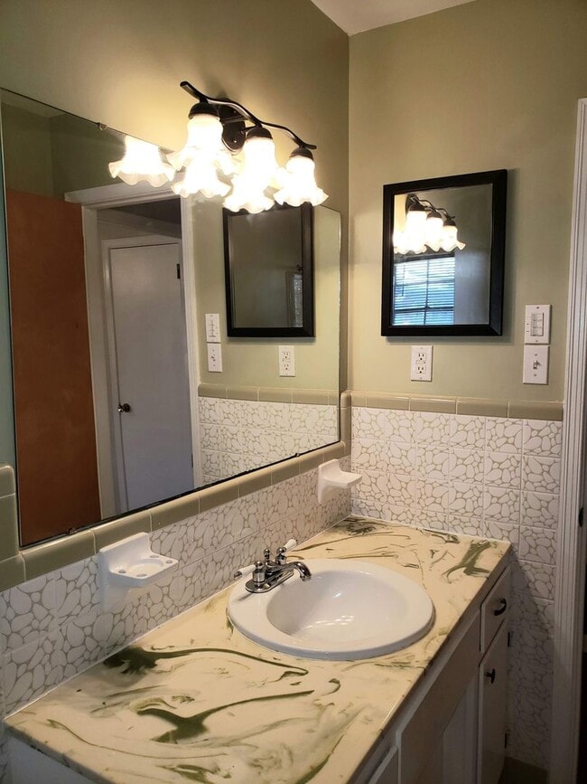 Building Photo - Spacious Corner Property!