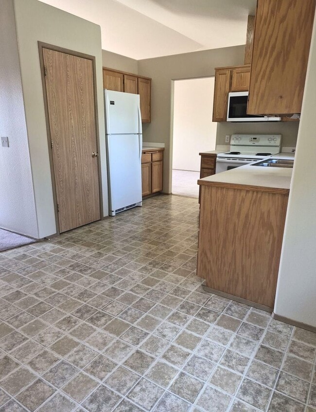 Building Photo - Spacious 3BD/2.5BA in Puyallup | 2-Car Garage + Private Fenced Yard