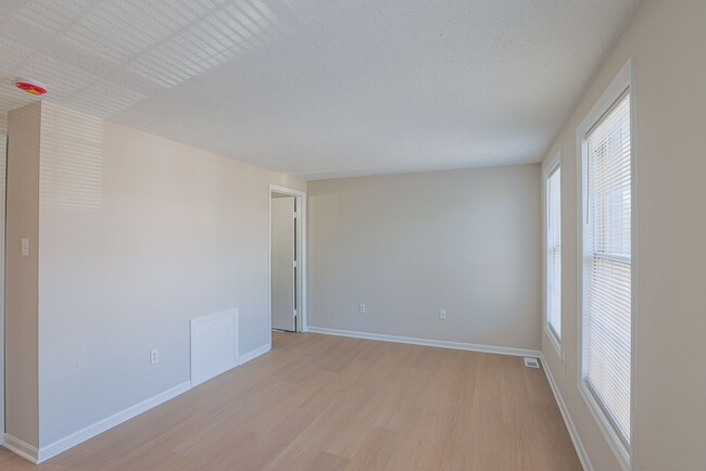 Building Photo - JUST RENOVATED Huge 3 bedroom 3 bathroom t...