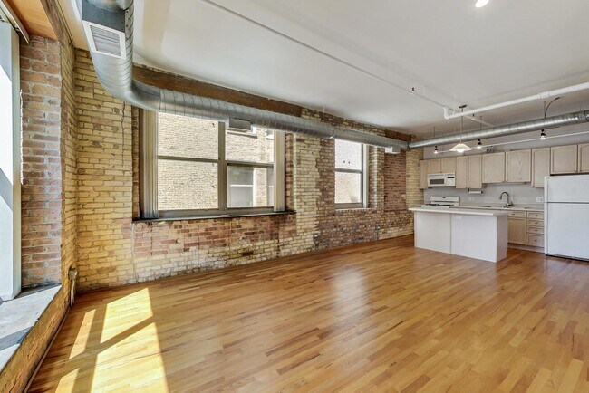 Building Photo - 420 S Clinton St