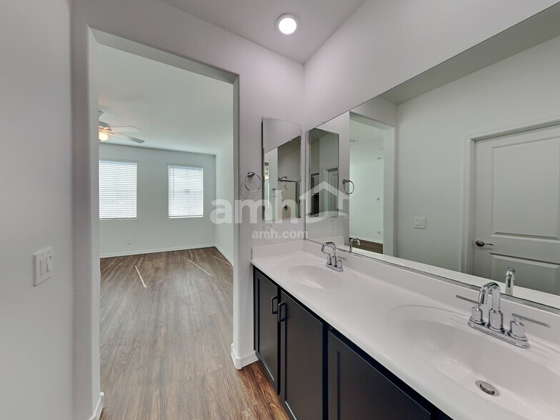 Building Photo - 15074 W Sherman St