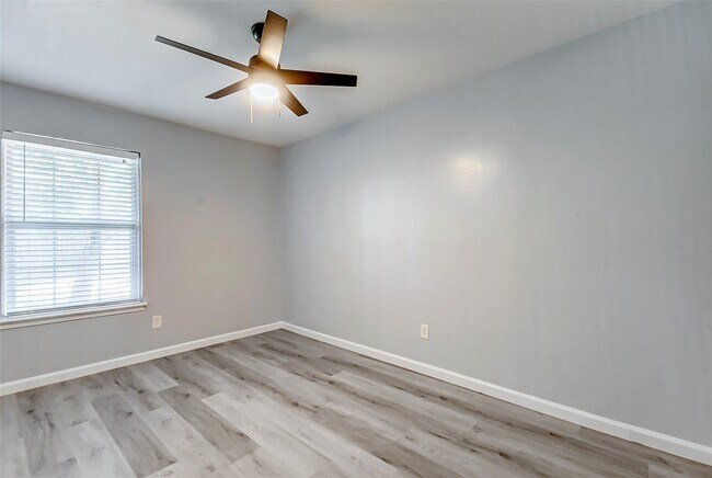 Building Photo - 5122 W Bellfort Ave