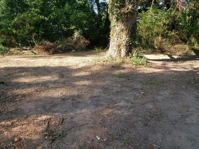 Building Photo - Spacious 2 Bedroom 1 Bathroom Home WIth Huge Backyard