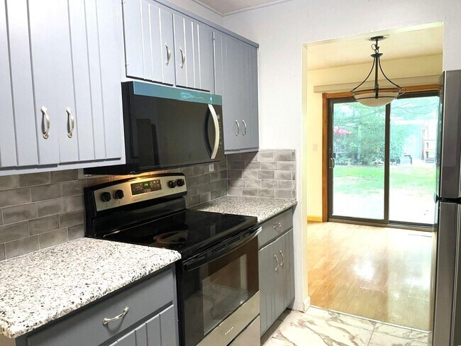 Building Photo - 12 Sunstone Dr