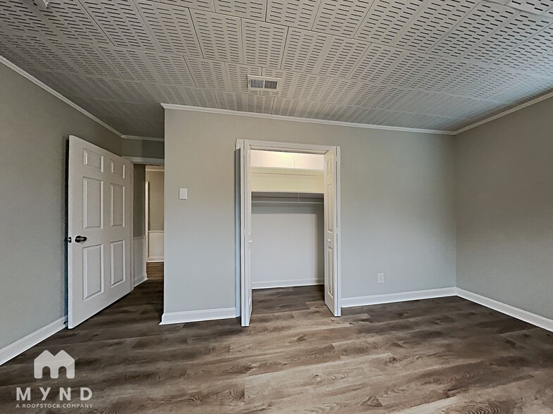 Building Photo - 128 Manor Cir