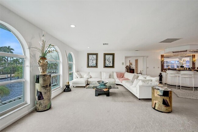 Building Photo - 2889 NE 35th St