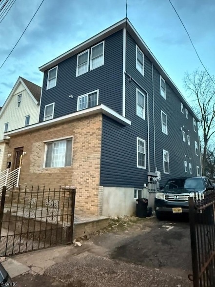 Building Photo - 56 Cummings St