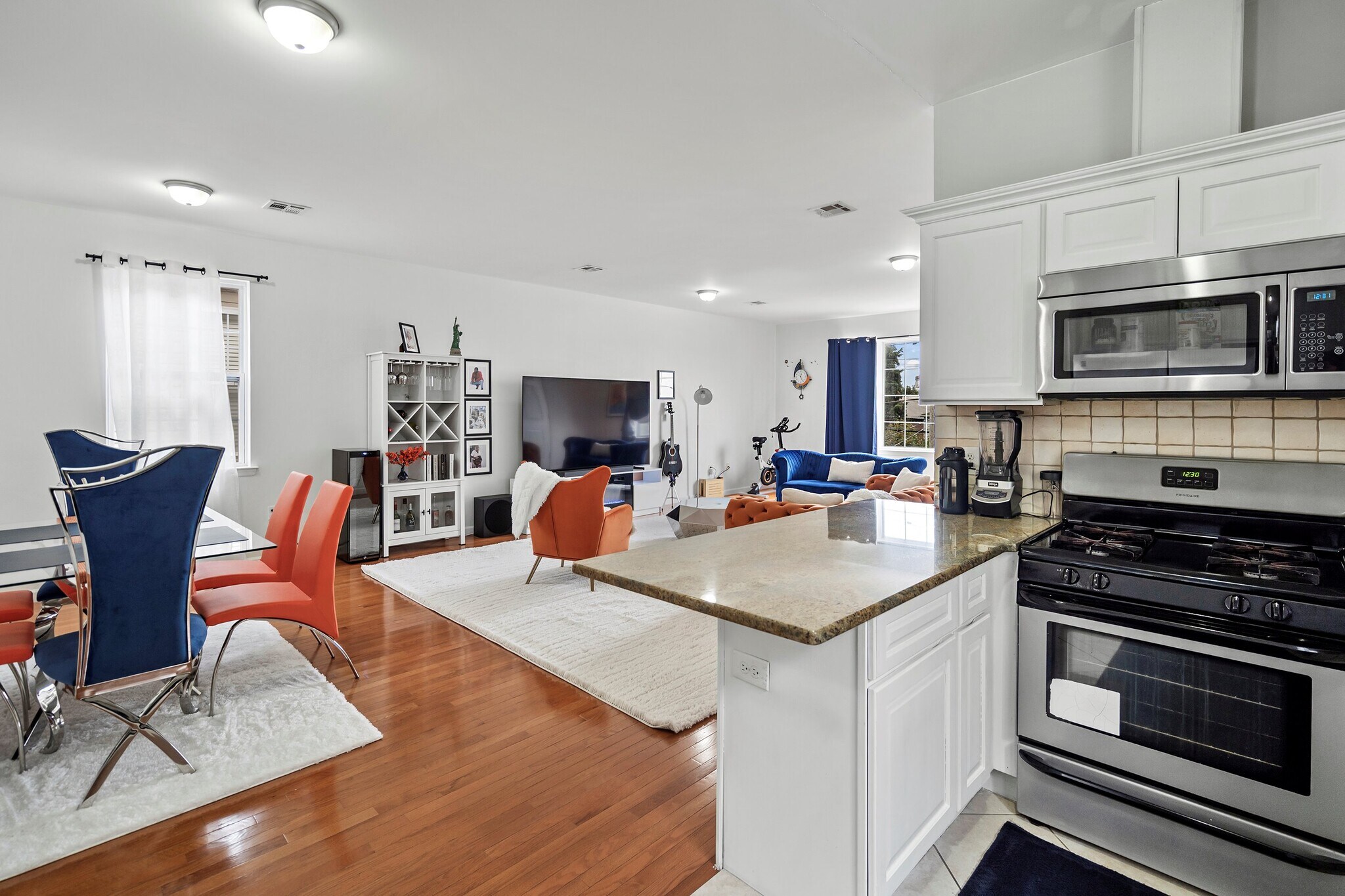 Building Photo - 13 Oak St