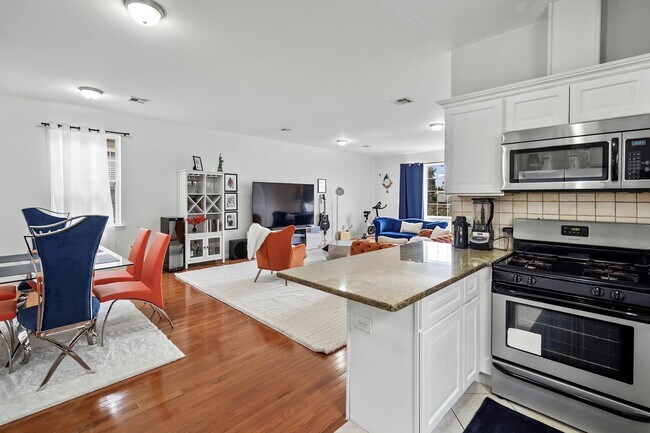 Building Photo - 13 Oak St