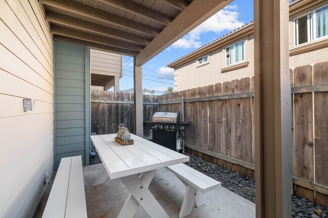 Building Photo - 733 Seacoast Dr