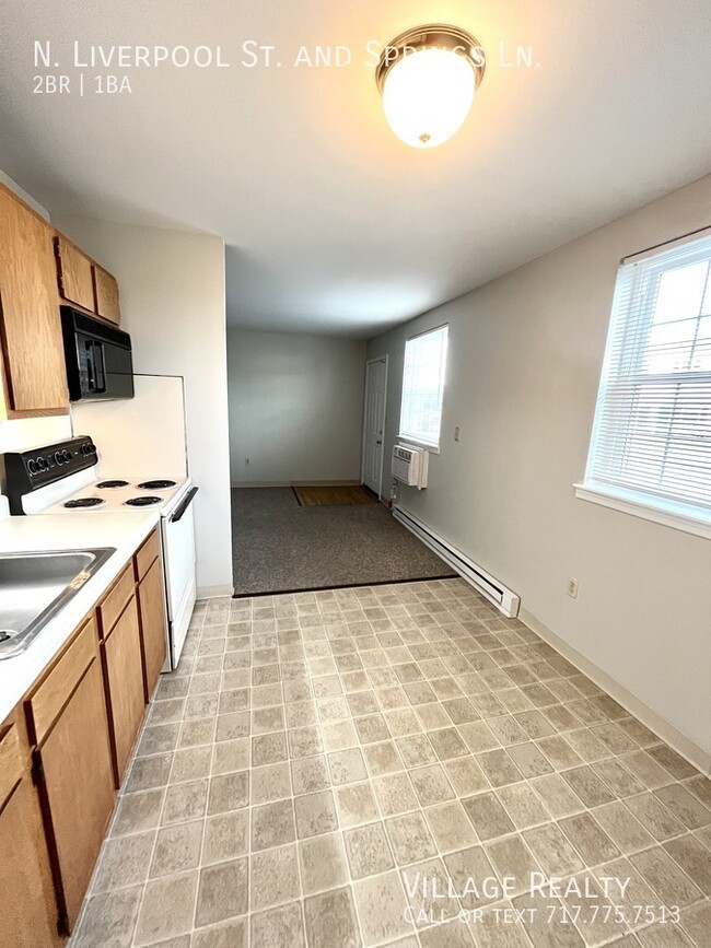 Building Photo - No steps! Affordable 2-Bed Convenient to I...