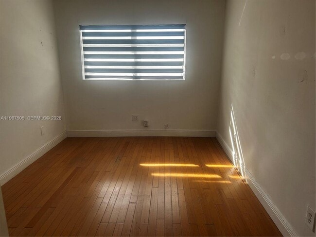 Building Photo - 992 E 18th St