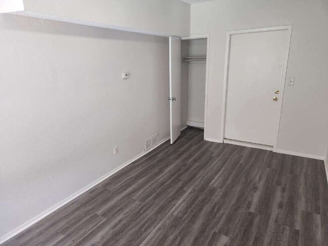 Building Photo - 1513 Des Moines St