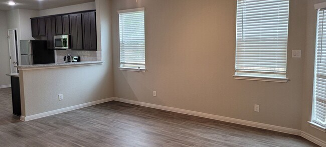 Building Photo - New 3/2 Townhome in Cibolo