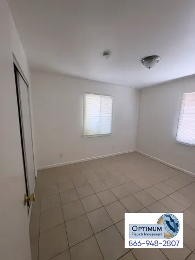 Building Photo - 3-Bedroom 1-Bathroom Home with Fireplace, Front Yard & Private Back Patio in Victorville