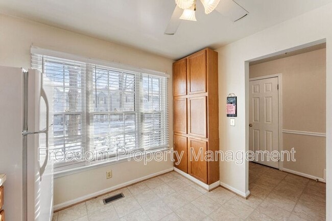 Building Photo - 726 Pine Tree Ct