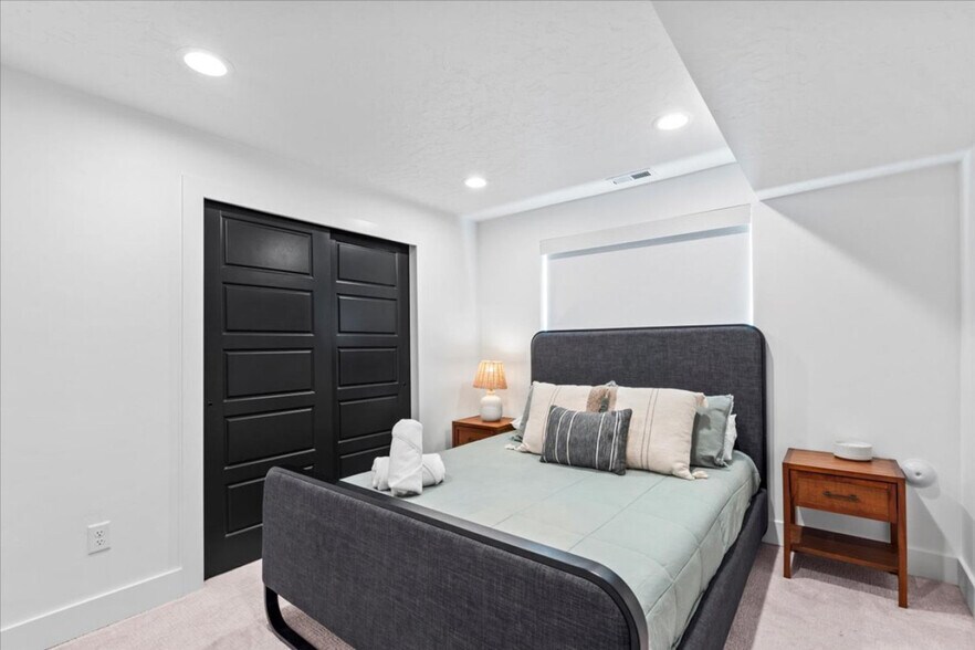 Building Photo - 690 S Edge Ln