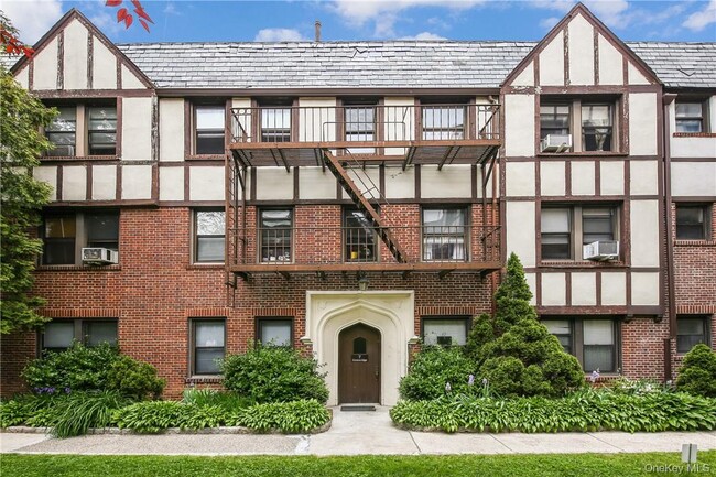 Building Photo - 7 Greenridge Ave