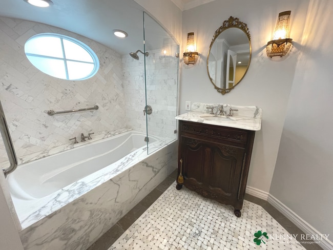 Building Photo - Large Five Bedroom, Three Bathroom with In...