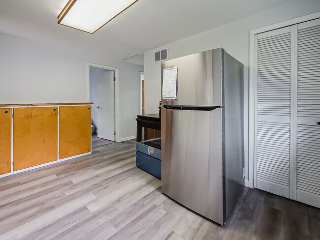 Building Photo - Welcome to this beautiful 2 bedroom, 1 bat...