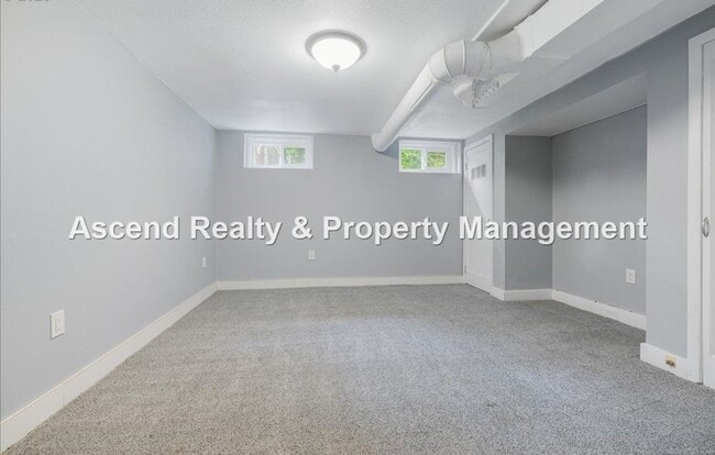 Building Photo - Available NOW! 3 Level 4bed/3bath Convenie...