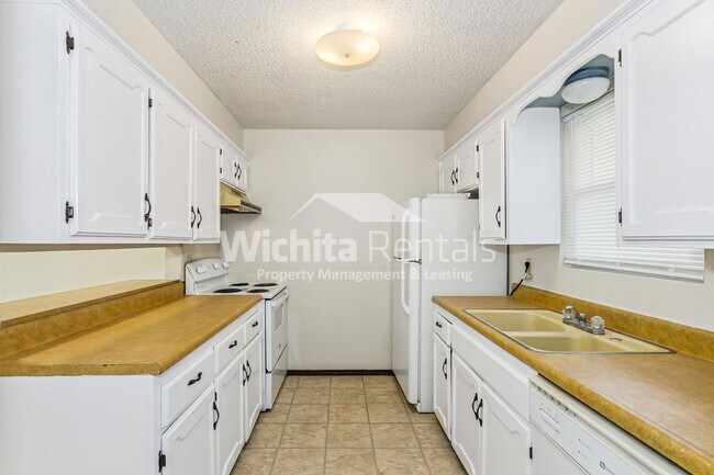 Building Photo - 2337 N Rutland Ct