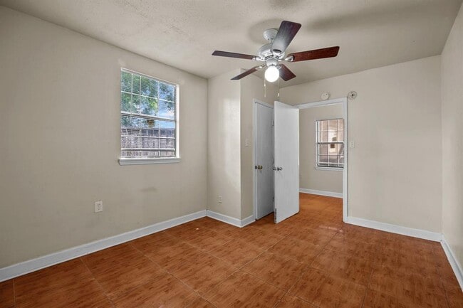 Building Photo - 6619 Indian Lake Dr