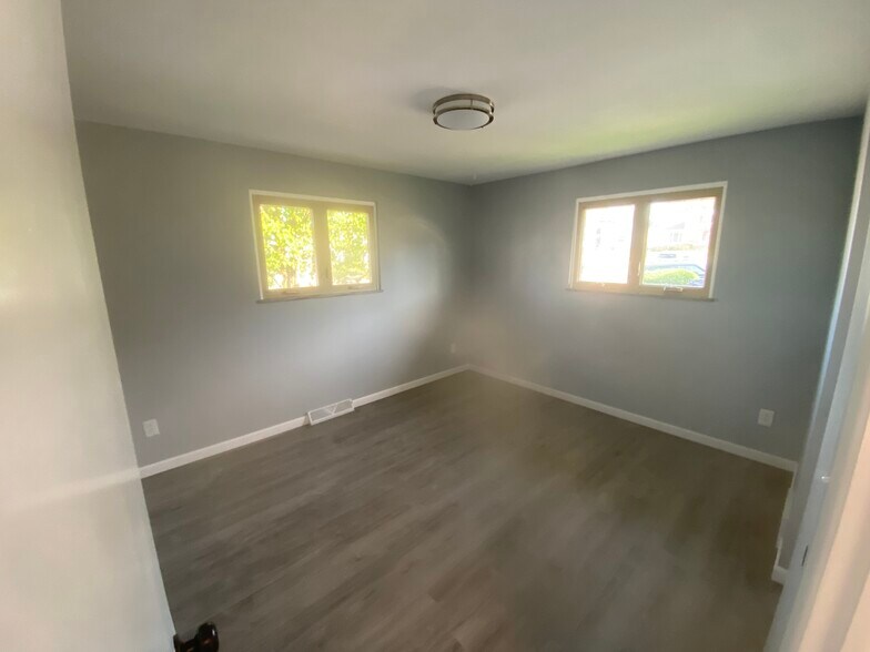 Master bedroom with closet - 3303 Wellington Ave