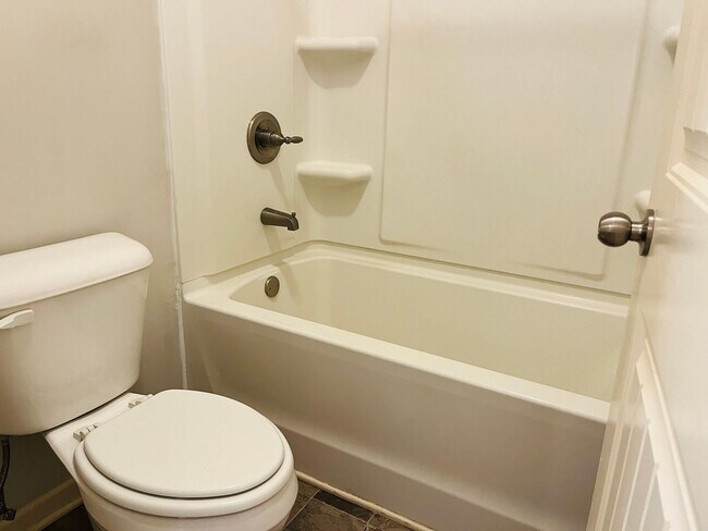 Building Photo - Wow! Check out this charming 3 bedroom 2.5 bathroom home in Newnan!