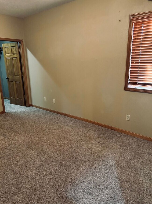 Building Photo - Gorgeous Home Located on Rivercut Golf Cou...