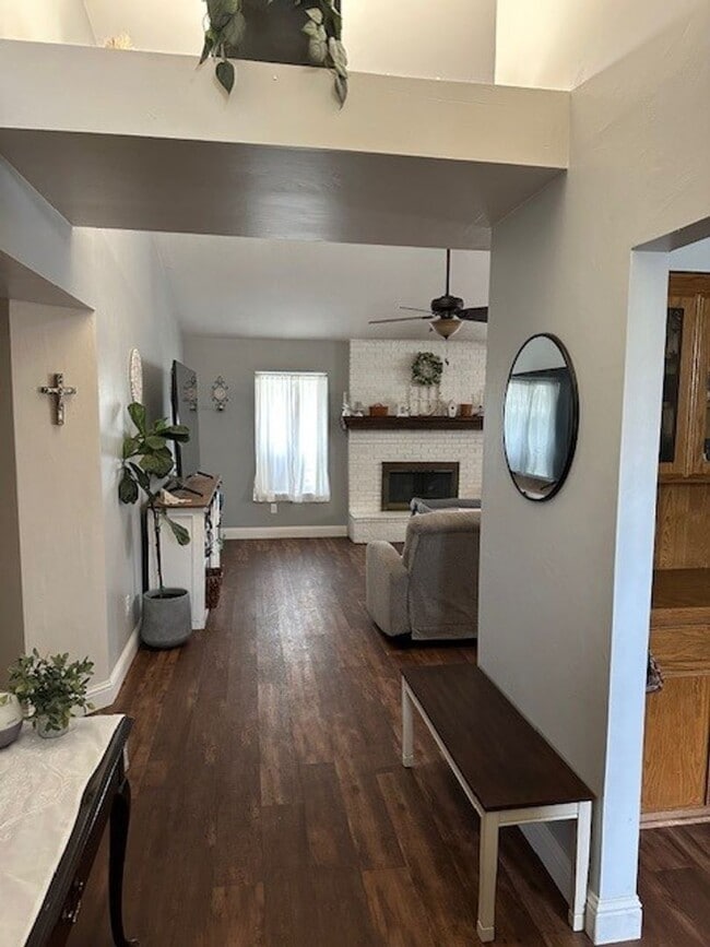 Building Photo - North West Bakersfield Home