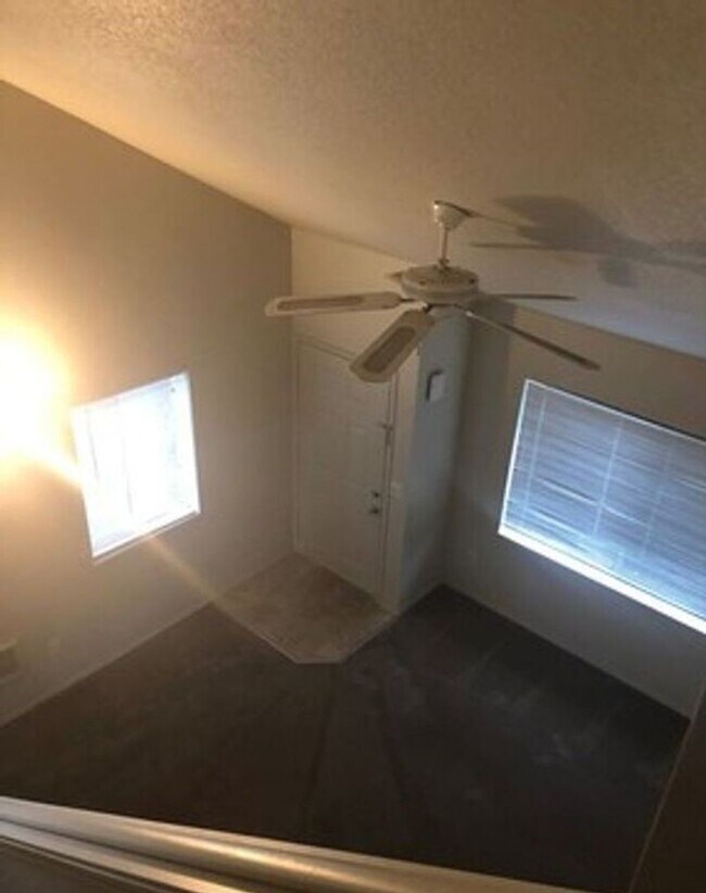 Building Photo - Large 2 bed 1.5bath townhouse with Garage