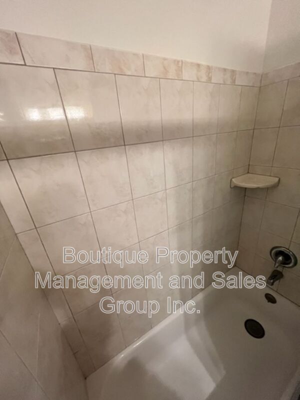 Building Photo - 930 E 1st St