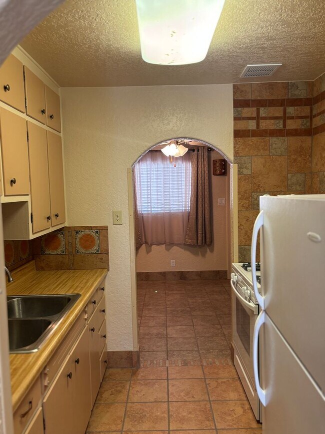 Building Photo - NEWLY REMODELED 1 BED 1 BATH