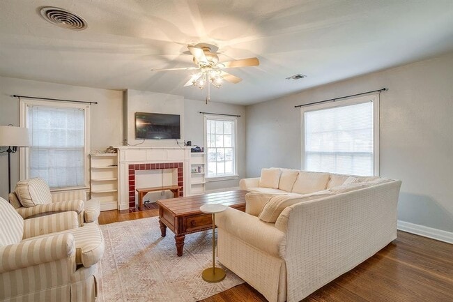 Building Photo - 3224 Cockrell Ave