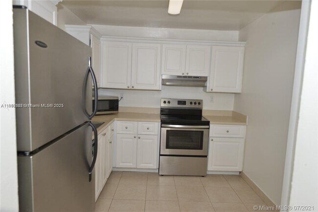 Building Photo - 711 N Pine Island Rd