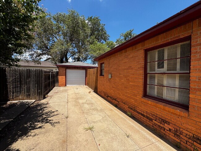 Building Photo - Stunning 3 Bedroom Home Located in the Medical District