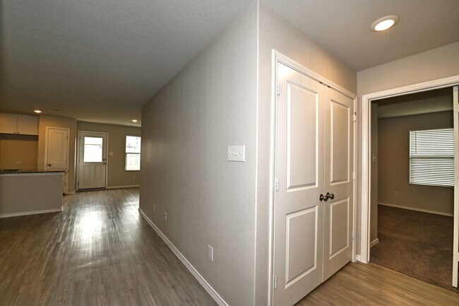 Building Photo - 7927 Dovers Den