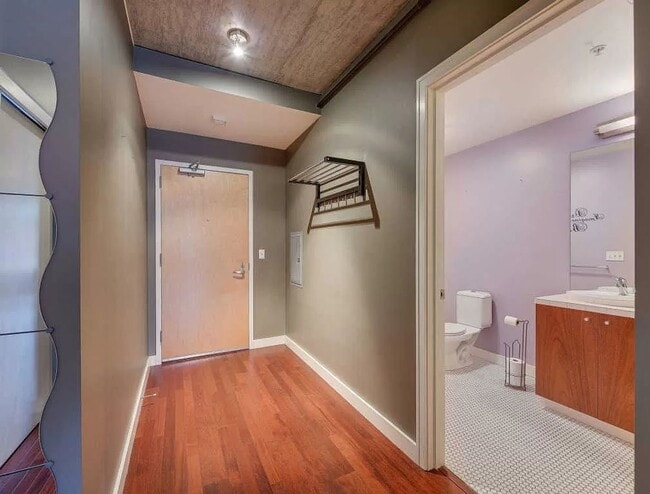 Building Photo - Charming 1 bedroom  1 bath Condo in Portland's Downtown Goose Hollow Neighborhood, with Utilities...